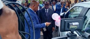 7e Recensement Général de la Population et des Logements : La Direction Générale de la Statistique désormais équipée en matériels roulants 6 Le Vice-premier Ministre, ministre de la Planification et de la Prospective,Alexandre Barro-Chambrier remettant symboliquement les clés du premier lot des véhicules