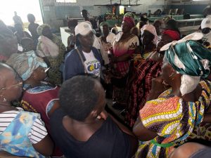 La Sénatrice Noëlie MOUSSAVOU épse NDOUTOUME NZE, au milieu des commerçantes (casquette blanche, chemise bleue sur t-shirt blanc)