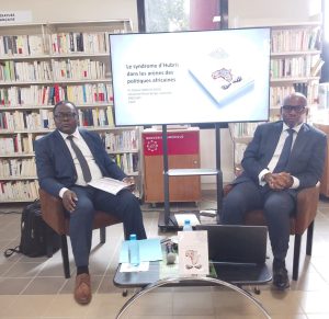 L'auteur,  Steeve Nzegho Dieko (droite) et Pr Hygin Kakaï (gauche)