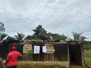 Vents violents : désolation et toits arrachés à Bifoun Abanga 39 IMG 20260501 WA0357
